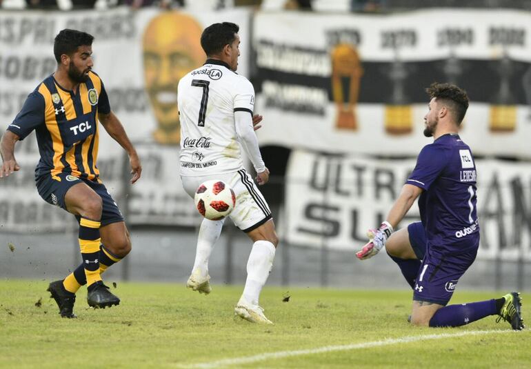Néstor Camacho tuvo un par de oportunidades de cara a gol pero no las pudo aprovechar.