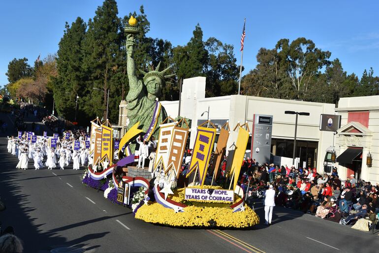 La carroza de la ciudad de Pasadena celebrando 100 años (2020) del voto de la mujer en Estados Unidos.