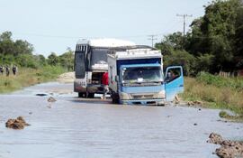 una-pasajera-de-este-omnibus-relato-que-hizo-diez-horas-de-viaje-y-seis-luchando-contra-el-barro-en-el-camino-que-conduce-a-alberdi-norte-de-eembuc-221625000000-605418.jpg
