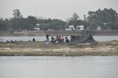 Los pescadores acampan en la isla San Francisco, en protesta por la indemnización que exigen a Vimérica, pues aseguran que la firma les quitará su lugar de trabajo.