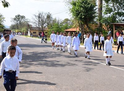 La escuela  “Lic. Rosa Marín de Gamarra” mantiene  como uniforme diario de las niñas el tradicional guardapolvo blanco.
