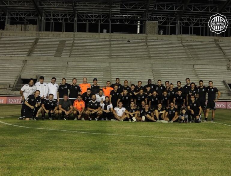 El plantel realizando el reconocimiento del estadio Jocay de la ciudad de Manta.
