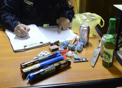 Bengalas de humo, marihuana, bebidas alcohólicas y un cuchillo de fabricación casera tenían los hinchas en su poder.