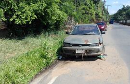 Vehículo abandonado en la vía pública.