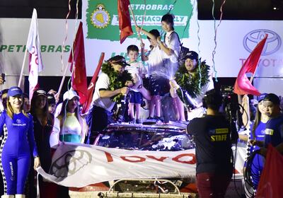 El Toyota Etios R5, en la rampa tiene a Ale,  Marcelo y la familia en el festejo.
