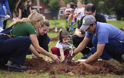 Niñas de la escuela de danzas junto con los padres y profesores participaron de la jornada.