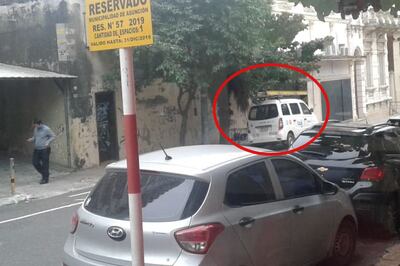 Vehículo mal estacionado.