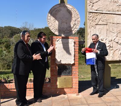 Las autoridades exhiben al público la placa que honra a los caídos en la batalla de Piribebuy. Fue ayer.