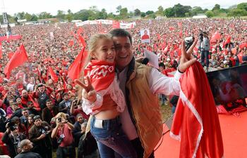 el-presidente-horacio-cartes-abraza-a-una-nina-para-sacarse-una-foto-en-el-escenario-atras-la-multitud-de-colorados-que-llego-a-oviedo--212834000000-1334956.jpg