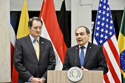 El embajador de EE.UU., Lee McClenny (i), y el canciller Antonio Rivas Palacios, ayer en conferencia de prensa en Relaciones Exteriores.