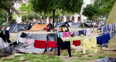 Aspecto de la plaza de Armas con la nueva ocupación de indígenas de la zona de Caazapá.