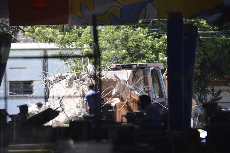 Tareas de limpieza y remoción de escombros, tras el derrumbe en El Lector.