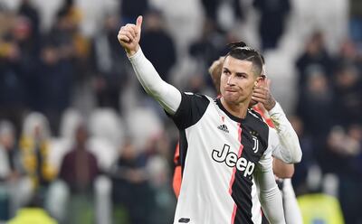 Cristiano Ronaldo con el pulgar arriba para el público luego de uno de sus goles.
