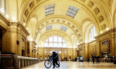 La estación de Constitución, caracterizada por su gran movimiento, sin gente por la pandemia.