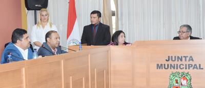 El colorado Nelson Peralta (d), durante la sesión de ayer ocupó la silla de presidente de la Junta.