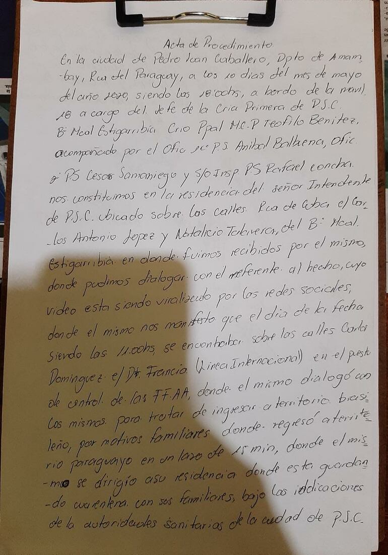 Acta de procedimiento en que agentes visitaron vivienda del intendente.