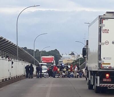 Los connacionales con la protesta exigen la entrada al país.