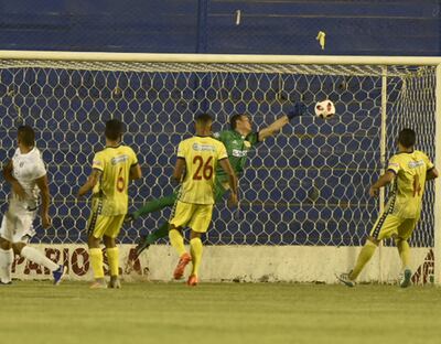 Bernardo Medina, quien no estuvo en uno de sus mejores partidos, vuela pero no impide el cuarto gol solense, de Hernán Fredes.
