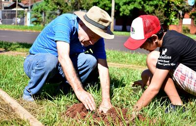 Estudiantes y voluntarios de todas las edades se sumaron a la jornada para plantar las distintas especies de árboles en las cercanías del circuito comercial encarnaceno.