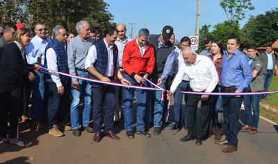 Mario Abdo (c) inauguró ayer el pavimento del tramo vial que une las localidades de Gral. Resquín con  San Vicente Pancholo.
