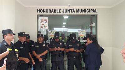 Una fuerte custodia policial hubo en frente al predio de la Junta Municipal, supuestamente, para impedir la entrada del presidente del colegiado.