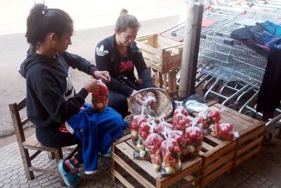 Vendedoras preparando el “combo guiso”.