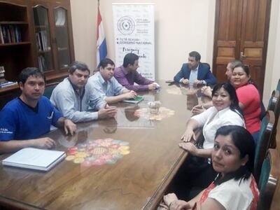 Los dirigentes de los trabajadores de Clínicas en plena reunión con el representante del Ministerio de Hacienda.