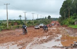 pobladores-de-la-zona-baja-de-canindeyu-viven-toda-una-odisea-luego-de-cada-lluvia-porque-los-caminos-principalmente-el-tramo-curuguaty-villa-ygatimi-202400000000-1696516.jpg