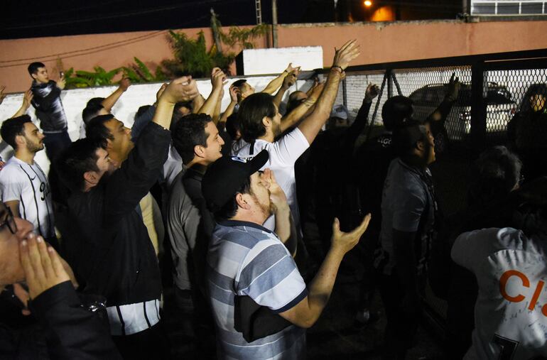 Los fanáticos del Guma pidieron la salida del entrenador.