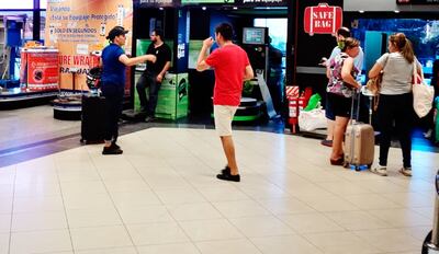 Dos de las tres empresas que se dedican a embalar equipajes en el aeropuerto acordaron continuar hasta marzo, a la espera de los resultados del nuevo llamado que adjudique el servicio.