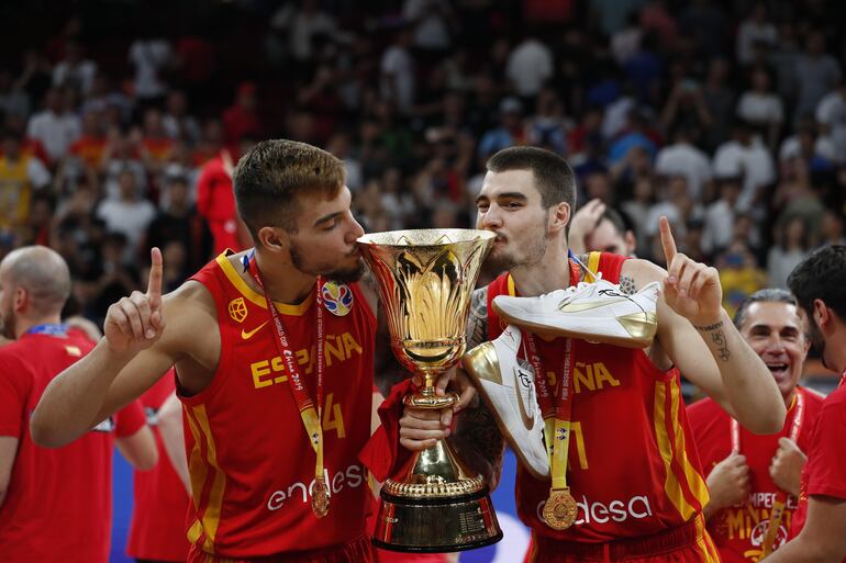 La celebración de los europeos tras recibir el trofeo.