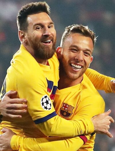 Festejo entre Leo Messi y el brasileño Arthur.