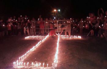 una-cruz-marcada-en-la-tierra-con-velas-encendidas-fue-hecha-en-una-parte-donde-se-cree-funciono-el-hospital-de-sangre--232818000000-1824758.jpg