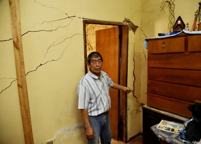 Alejandro Romero muestra las fisuras en la pared de su casa y que se presentan también en todas la habitaciones.