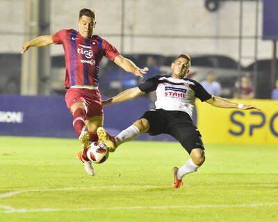Diego Churín, autor del primer gol azulgrana,  intenta rebasar el cruce del defensor de General Díaz, Álvaro Capuzano.