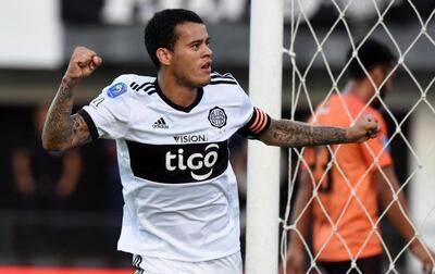 William Mendieta celebrando uno de sus goles con el Rey de Copas.