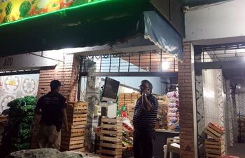 la-noche-del-martes-se-intervino-un-local-del-abasto-donde-habria-productos-ingresados-de-contrabando--205419000000-1778617.jpg