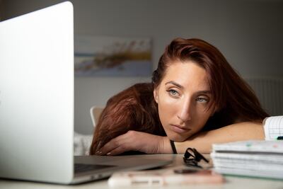 Cuando los participantes se distraen durante una videoconferencia, es bueno contar con una persona que coordine la sesión y vuelva a captar su atención.