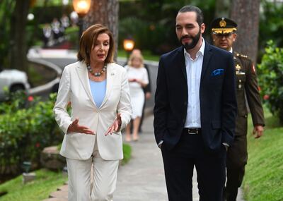 El presidente de El Salvador conversa con la líder del partido Demócrata de EE.UU., Nancy Pelosi, en San Salvador.
