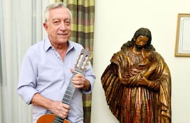 el-guitarrista-turibio-santos-junto-a-una-imagen-barroca-en-la-embajada-del-brasil--203908000000-1626162.jpg