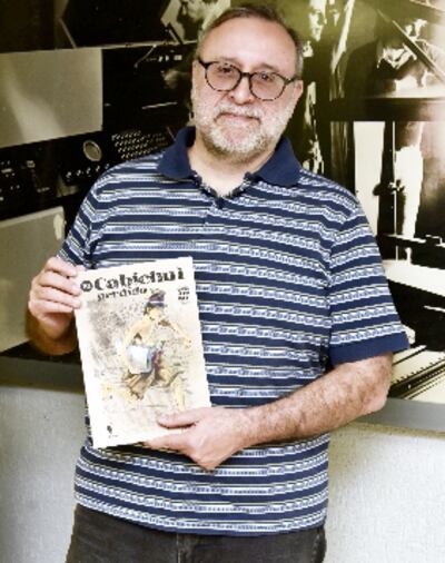 Roberto Goiriz junto con el nuevo álbum.