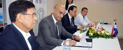 El ministro de Salud Pública, Dr. Julio Mazzoleni (segundo a la izq.) y el embajador de Taiwán, Diego L. Chou, firman el convenio para la implementación del proyecto.