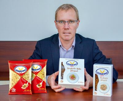 Dani Dueck, gerente del Centro de Distribución Asunción de Hildebrand, exhibe los nuevos productos de la marca que ya están disponibles en el mercado.