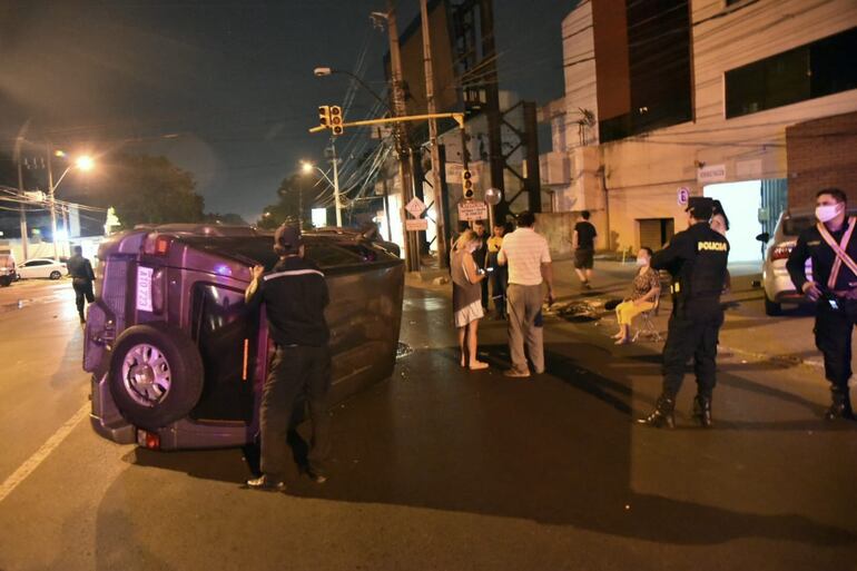 Vuelco de vehículo sobre la avenida Choferes del Chaco, en el cruce con 25 de Mayo, en Asunción.