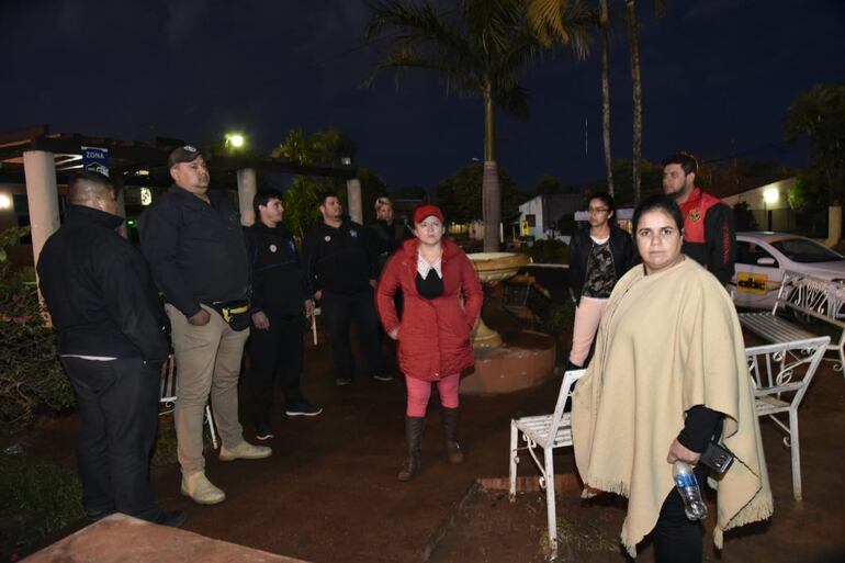 Guardias que impiden que los manifestantes ingresen a la plazoleta ubicada frente a la Municipalidad.