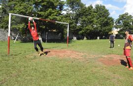 los-arqueros-de-la-seleccion-sub-17-de-guairena-durante-los-trabajos-tecnicos-en-la-practica-del-miercoles-pasado-en-la-cancha-del-silvio-pettirossi--215138000000-1536544.jpg