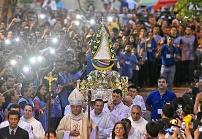 Encabezado por el obispo ordinario de Caacupé, Mons. Ricardo Valenzuela, comienza la procesión de la imagen de la Virgen desde un extremo de la plazoleta del santuario hasta la explanada.