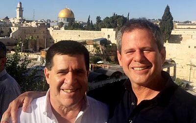 Darío Messer (d) abraza al expresidente  Horacio Cartes durante un viaje oficial a Israel. Ambos están procesados en Brasil.