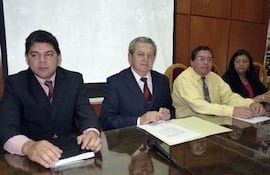 el-gobernador-arturo-martinez-jara-2-izq-anuncio-la-creacion-de-la-universidad-nacional-de-misiones--210519000000-527769.jpg