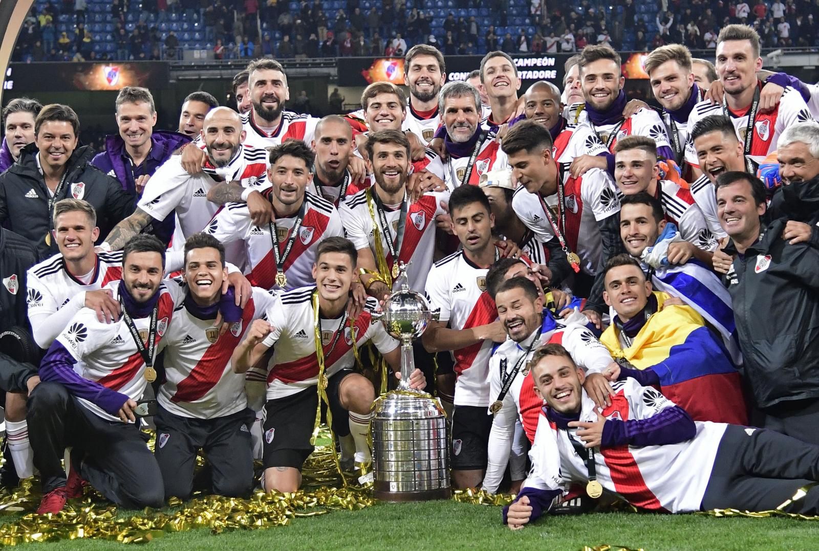 el-paraguayo-jorge-moreira-d-que-no-jugo-la-final-aparece-con-sus-companeros-y-cuerpo-tecnico-festejando-con-el-trofeo-de-la-libertadores-afp-205144000000-1784640.jpg